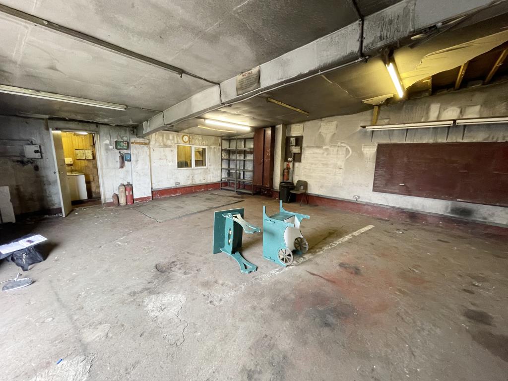 Lot: 123 - VACANT FORMER CAR REPAIR COMMERCIAL WORKSHOP - inside image of main workshop